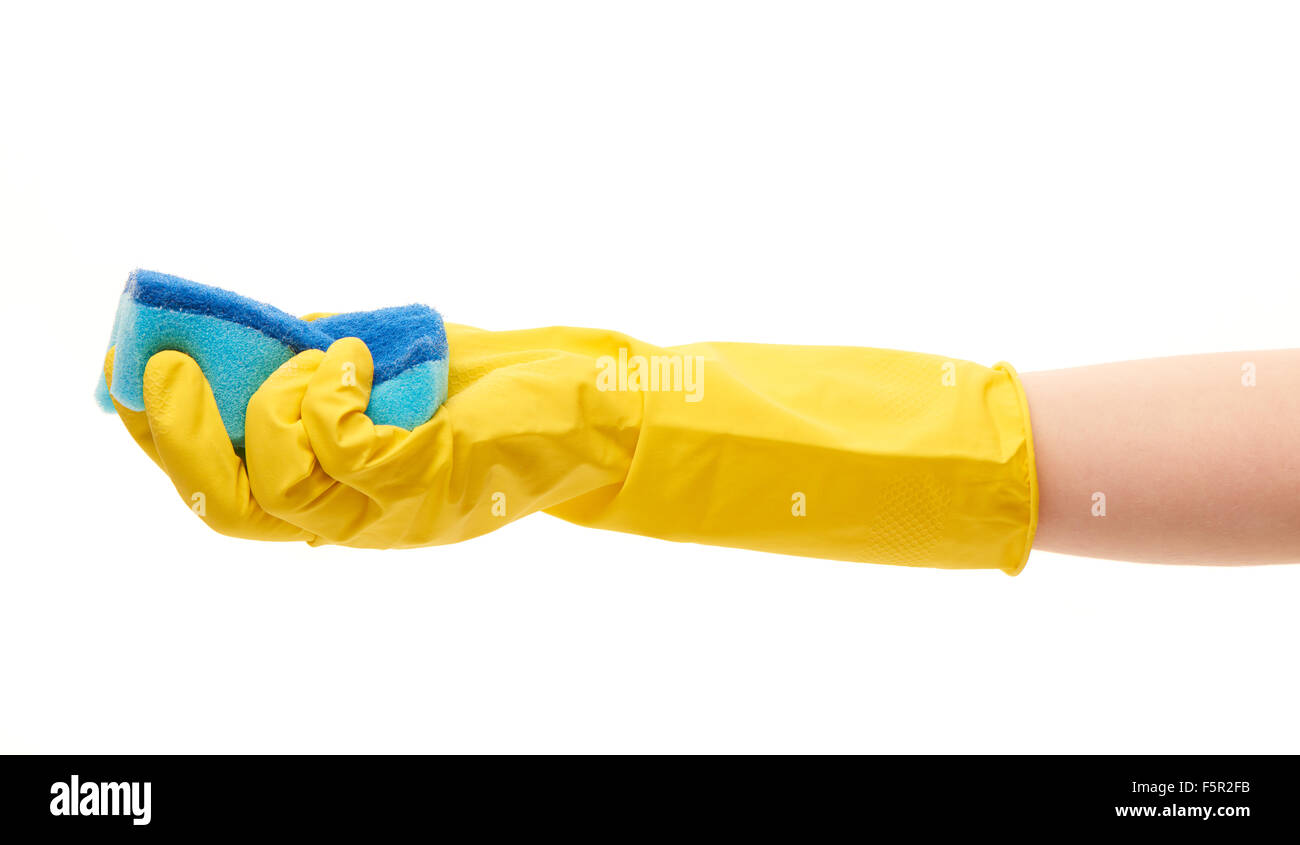 Nahaufnahme von weiblicher Hand in gelben Gummischutz Handschuh Holding blau Reinigungsschwamm vor weißem Hintergrund Stockfoto