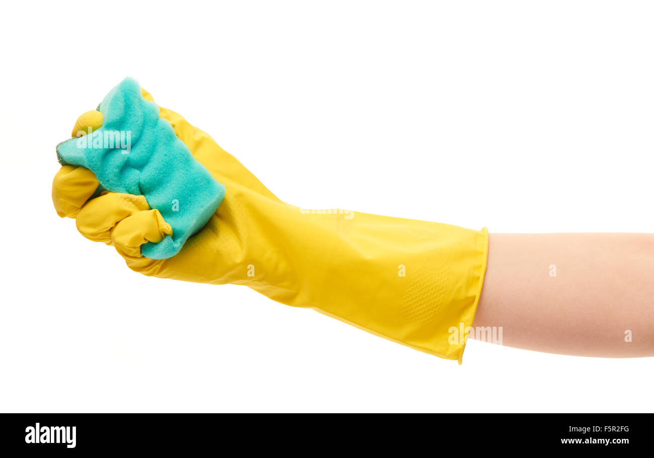 Nahaufnahme von weiblicher Hand in gelben Gummischutz Handschuh Holding grün Reinigungsschwamm vor weißem Hintergrund Stockfoto