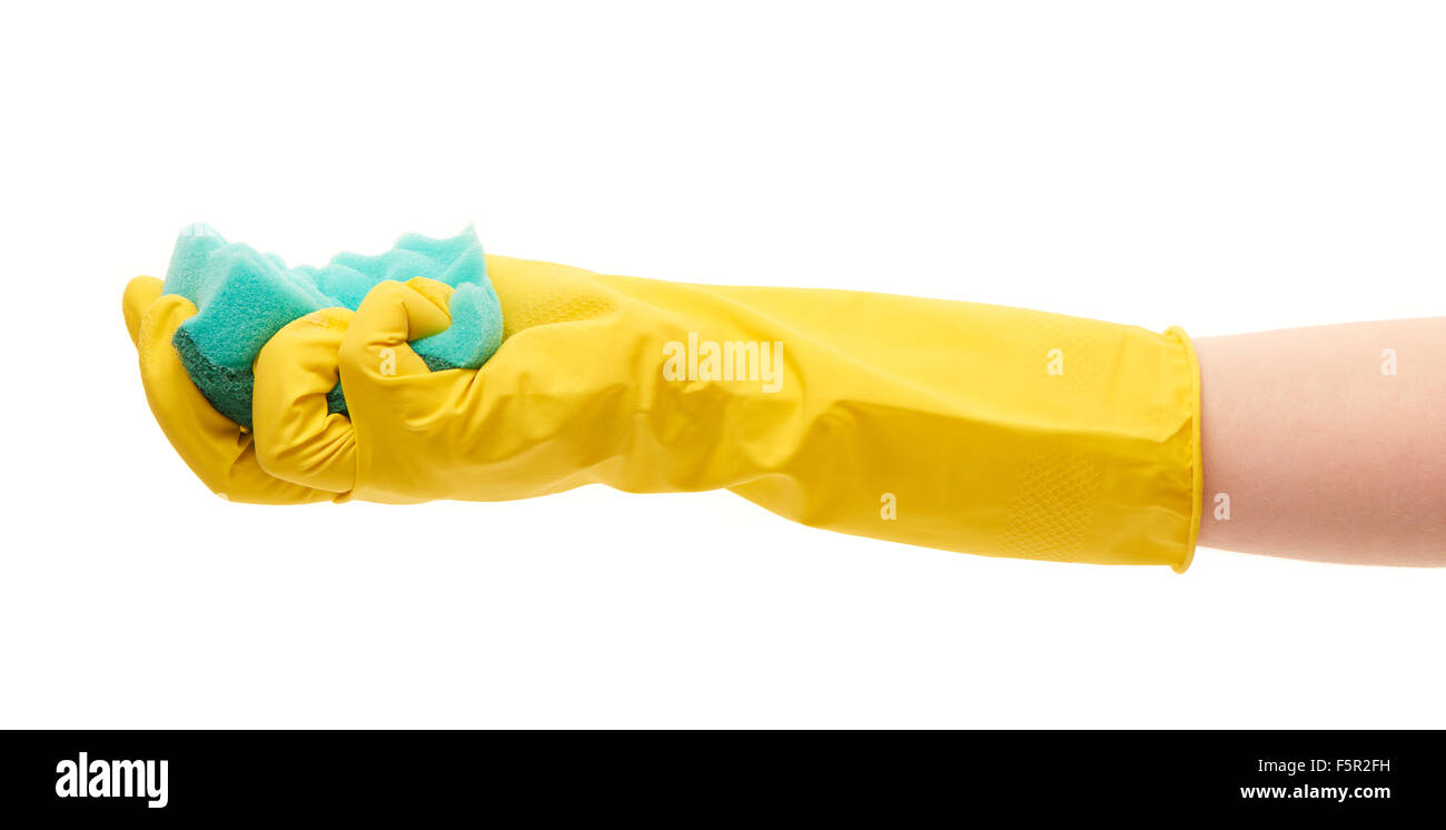 Nahaufnahme von weiblicher Hand in gelben Gummischutz Handschuh Holding grün Reinigungsschwamm vor weißem Hintergrund Stockfoto