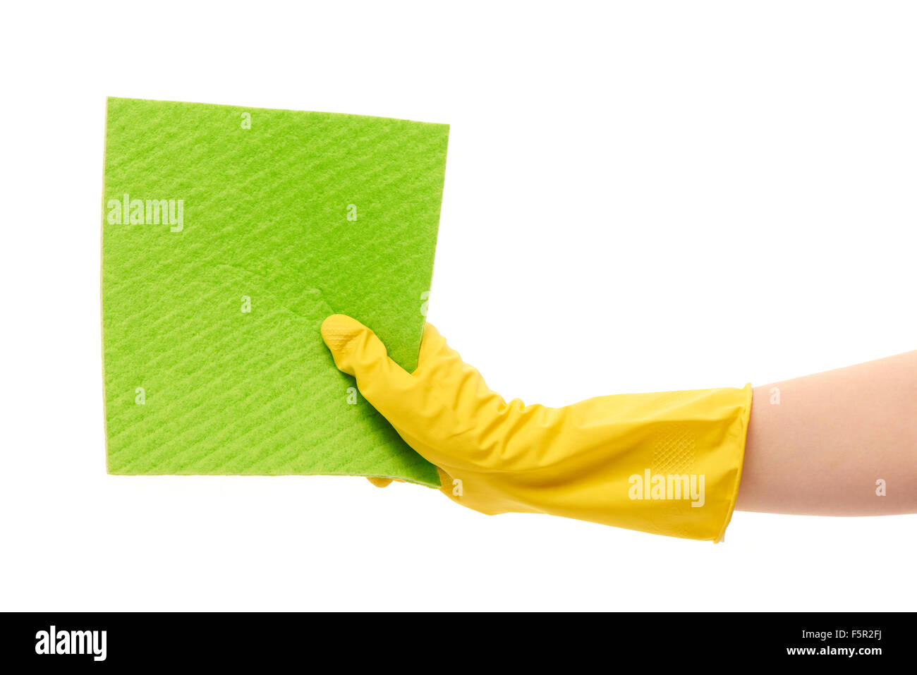 Nahaufnahme von weiblicher Hand in gelben schützende Gummihandschuh hält grünes Tuch vor weißem Hintergrund Stockfoto