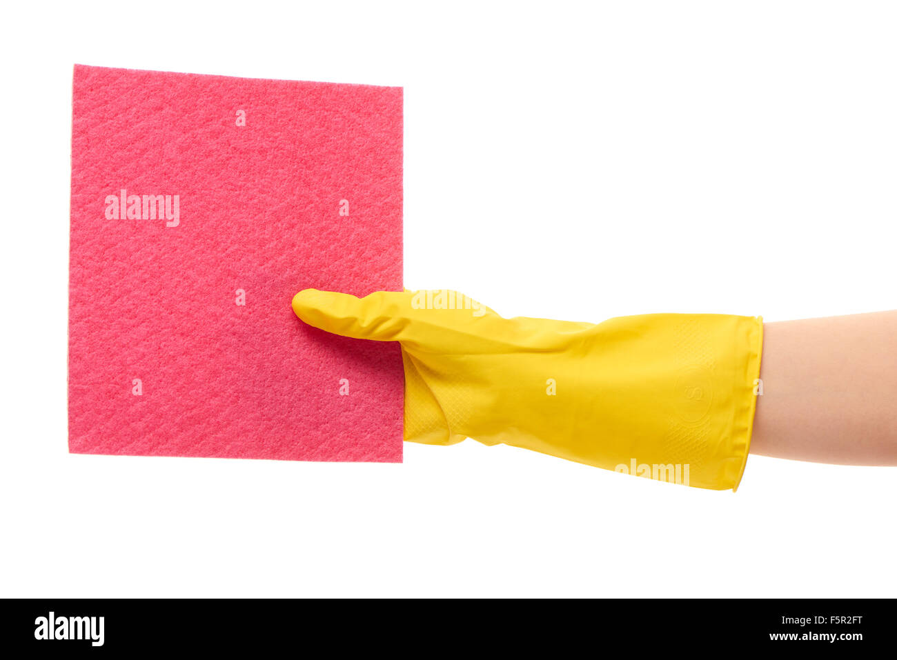 Nahaufnahme von weiblicher Hand in gelben schützende Gummihandschuh hält Rosa Lappen vor weißem Hintergrund Stockfoto