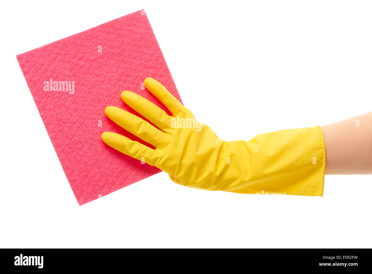 Nahaufnahme von weiblicher Hand in gelben schützende Gummihandschuh hält Rosa Lappen vor weißem Hintergrund Stockfoto