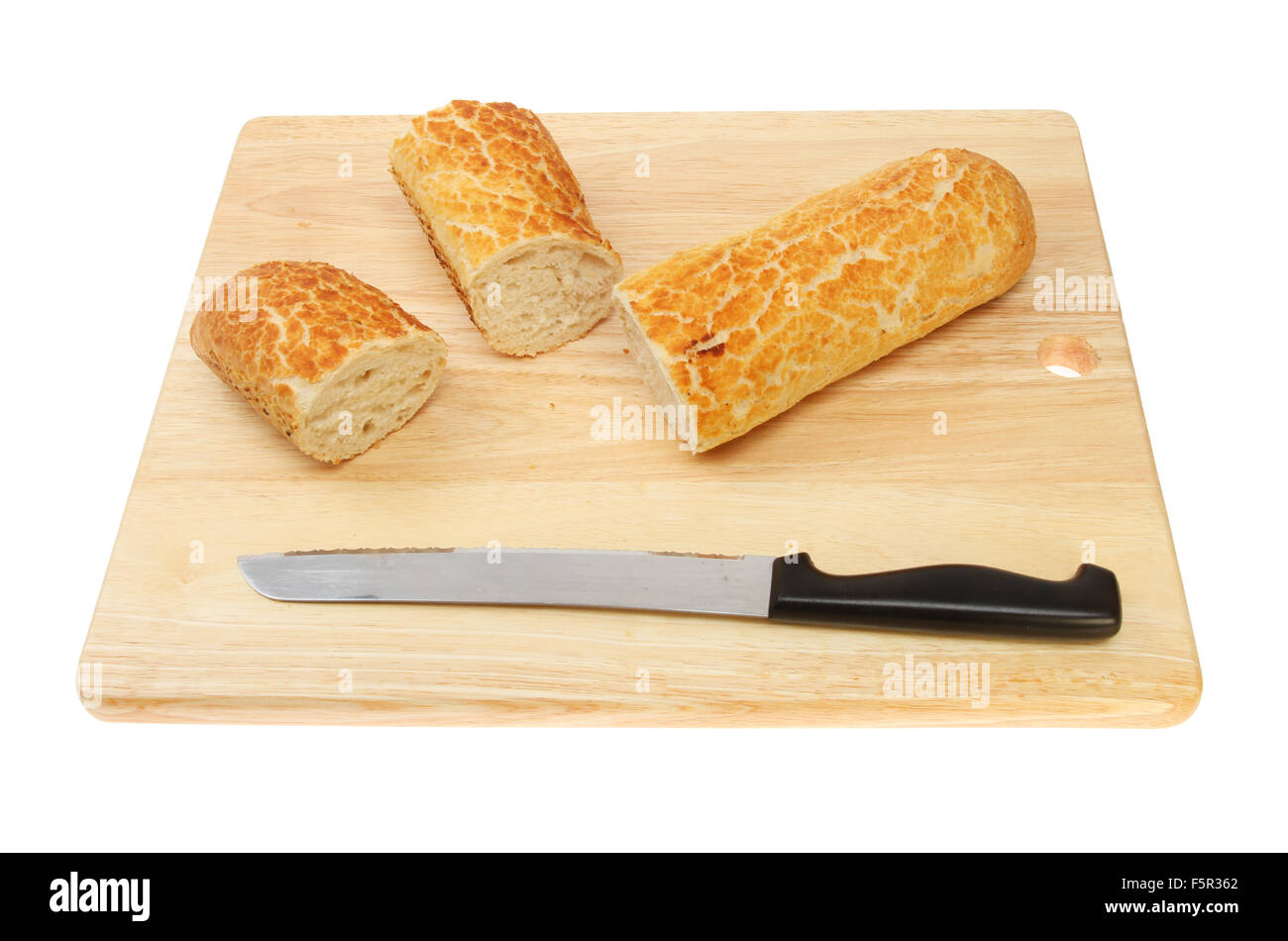 Schneiden Sie mit einem Brotmesser auf einem Brot-Brett isoliert gegen weiße Tiger baguette Stockfoto