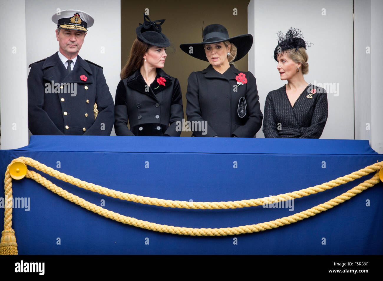 Großbritanniens Catherine Herzogin von Cambridge (2. L) steht neben Königin Maxima der Niederlande (2. R), Sophie, Herzogin von Wessex und Vizeadmiral Sir Timothy Laurence an der Erinnerung Sonntag Zeremonie am Cenotaph in London, Großbritannien, 08 November2015. Großbritannien beobachtet den jährlichen Gedenktag am 08 November, im Gedenken an die Kriegstoten. Foto: Patrick van Katwijk / POINT DE VUE, - kein Draht-SERVICE- Stockfoto