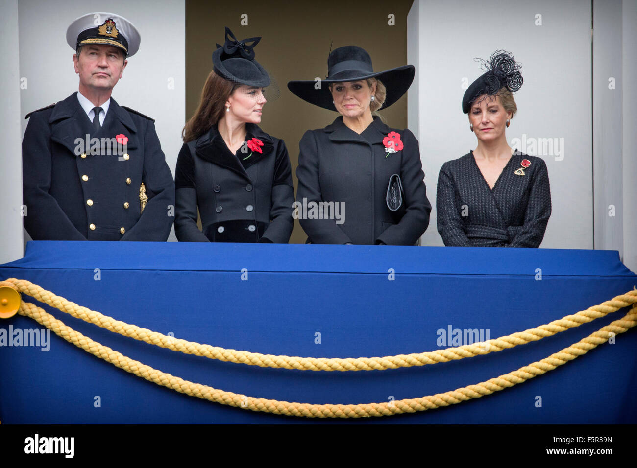 Großbritanniens Catherine Herzogin von Cambridge (2. L) steht neben Königin Maxima der Niederlande (2. R), Sophie, Herzogin von Wessex und Vizeadmiral Sir Timothy Laurence an der Erinnerung Sonntag Zeremonie am Cenotaph in London, Großbritannien, 08 November2015. Großbritannien beobachtet den jährlichen Gedenktag am 08 November, im Gedenken an die Kriegstoten. Foto: Patrick van Katwijk / POINT DE VUE, - kein Draht-SERVICE- Stockfoto
