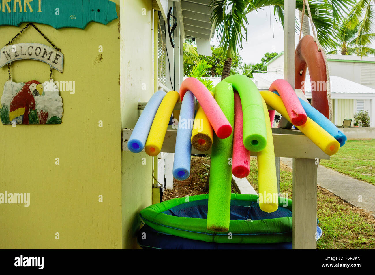 Wasser schwimmt und Spielzeug für Urlauber die Verwendung in einem Resort in St. Croix, Amerikanische Jungferninseln aufgestapelt. Stockfoto