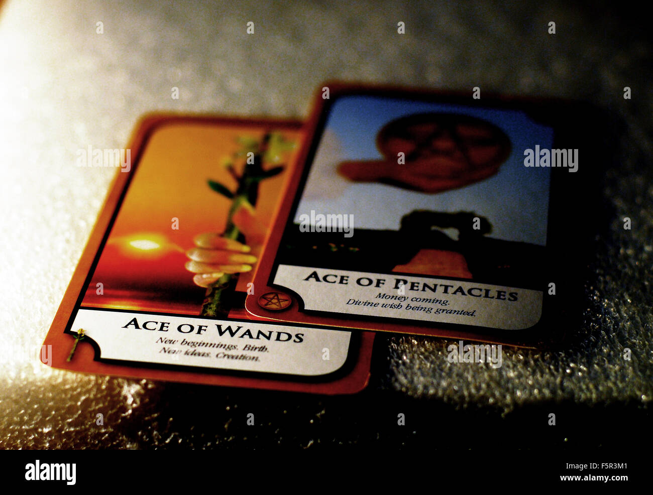 Tarot-Karten, Tarot der Narr, der Sonne, fünf, Hellseherin, Wahrsagerin, Zigeuner Stockfoto