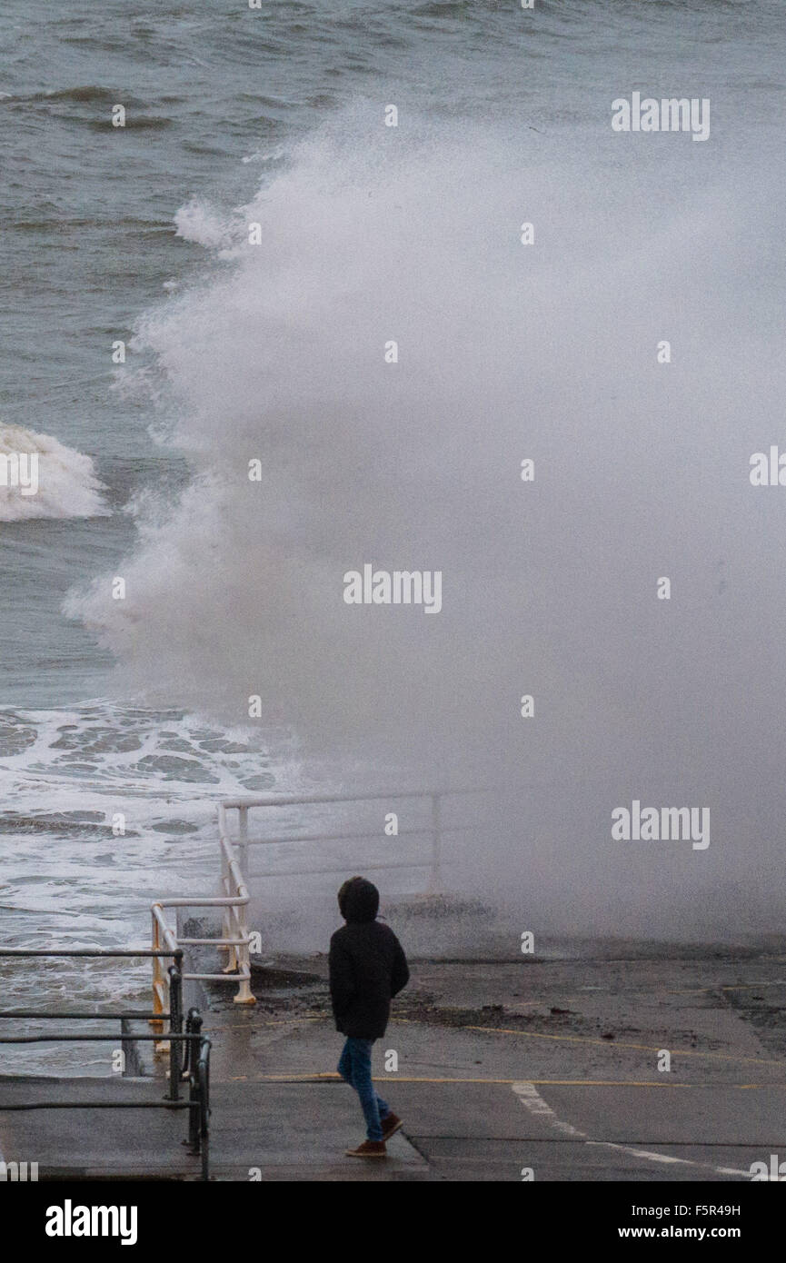 Aberystwyth, Wales, UK. 8. November 2015. Wetter: Das Heck zu Hurrikan Abigail schlägt der Westküste des Vereinigten Königreichs mit starkem Wind und stürmischer See Misshandlung der Strandpromenade in Aberystwyth.  100 km/h Wind dürften die schottischen Highlands, mit Böen von bis zu 70 km/h im nördlichen England Foto Kredit getroffen: Keith Morris / Alamy Live News Stockfoto