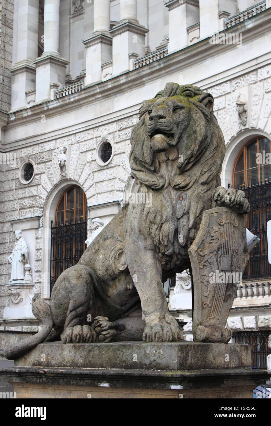 Lion Statue mit Schild in der Wiener Hofburg, Österreich Stockfoto