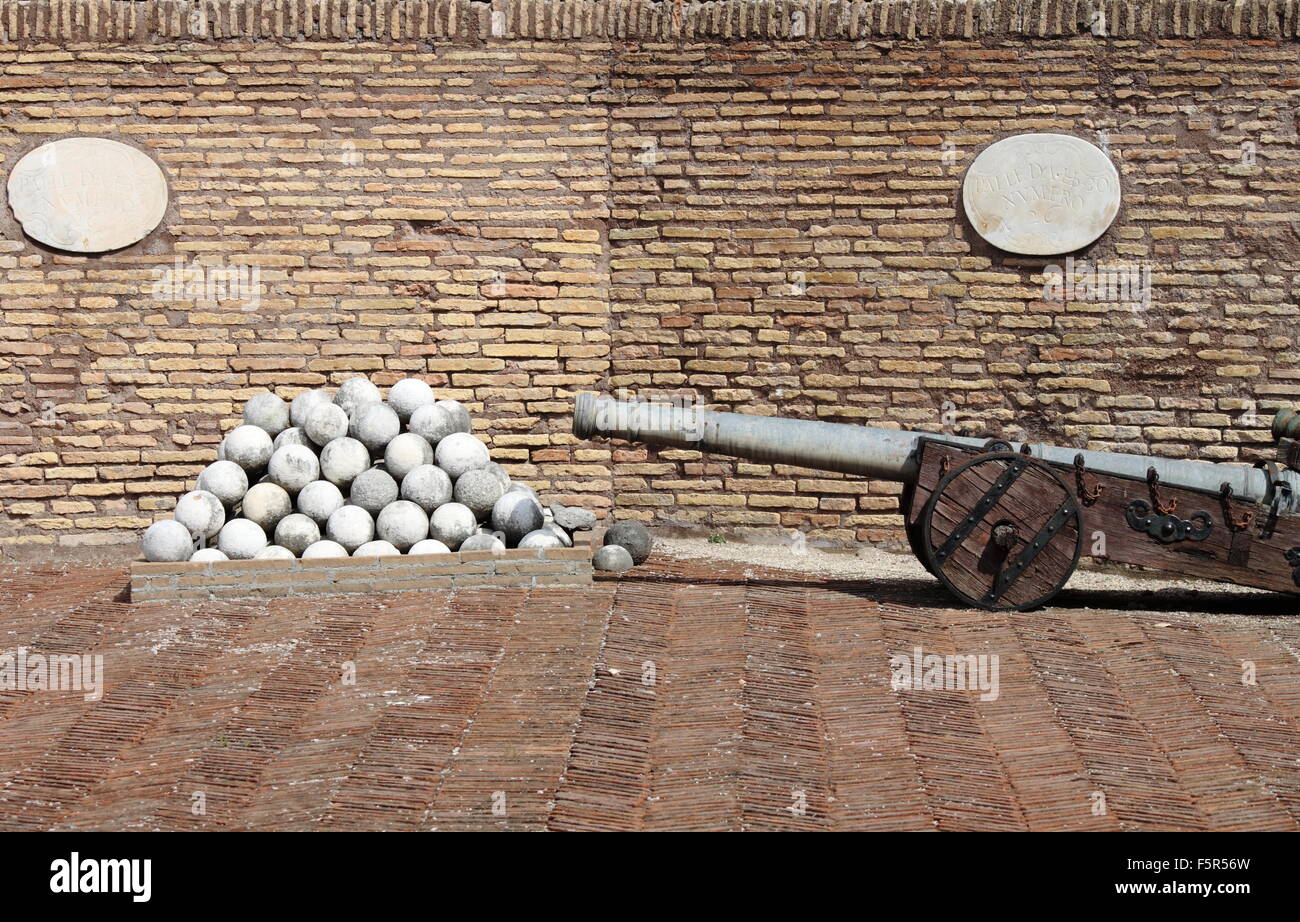 Antike Kanonen mit weißen Stein Kanonenkugeln Stockfoto