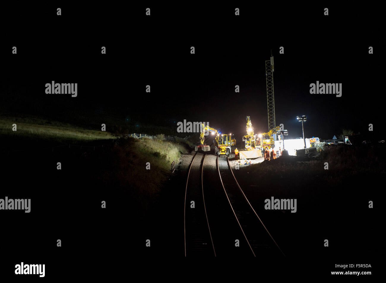 Reparaturen an der Bahnlinie auf der Settle Carlisle Linie an der Nachtzeit, Yorkshire, Großbritannien. Stockfoto