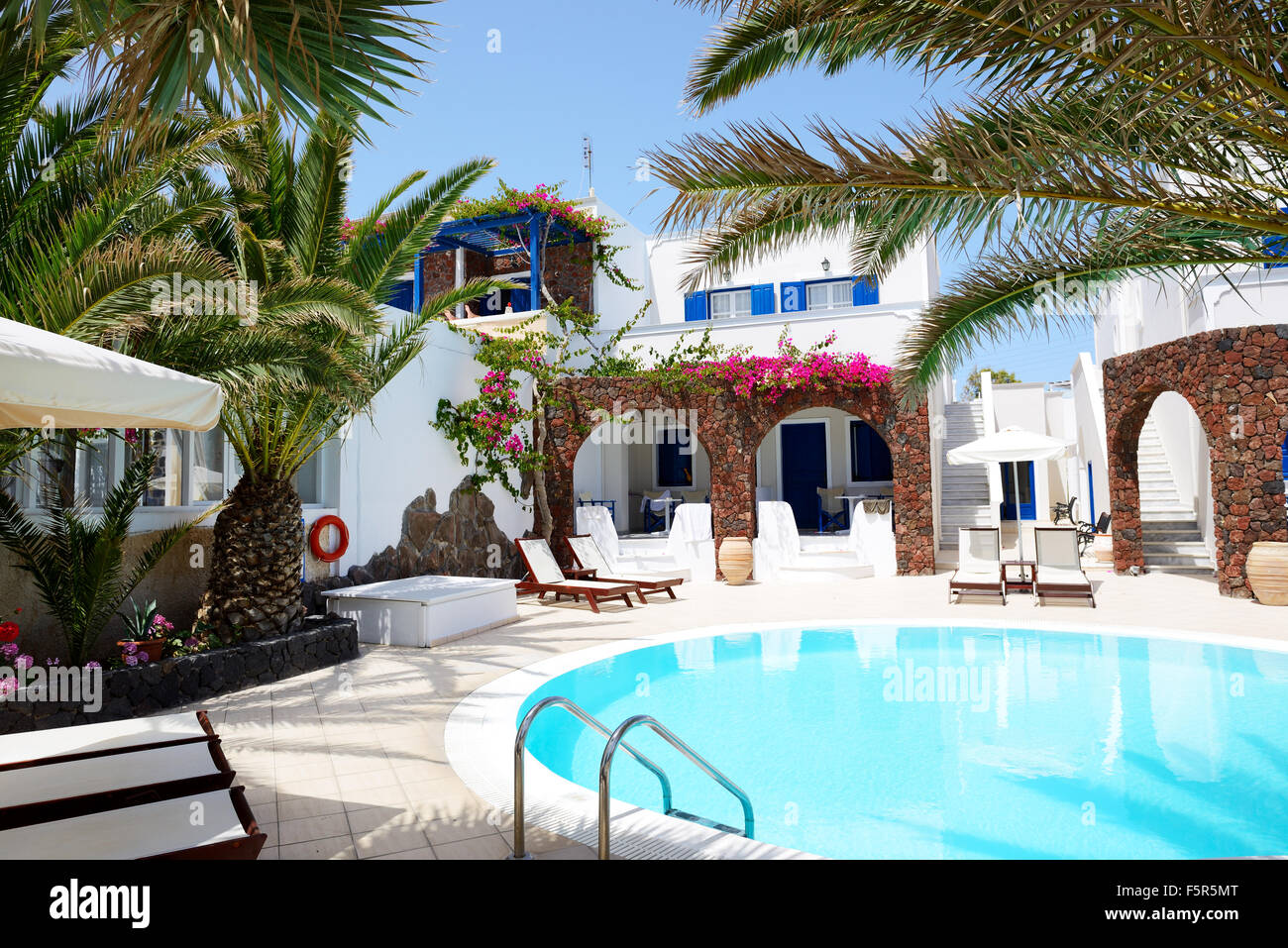 Swimmingpool des Hotels im traditionellen griechischen Stil, Santorin, Griechenland Stockfoto