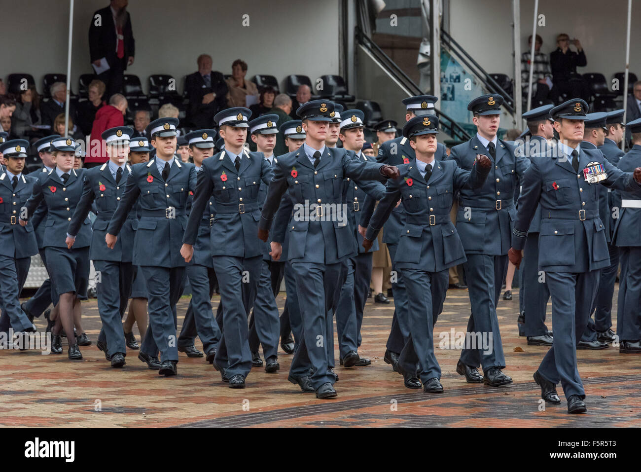 Birmingham, Vereinigtes Königreich. 8. November 2015. Trotz trübem Wetter und feuchten Bedingungen gab es eine hervorragende Wahlbeteiligung, der Tag der nationalen Erinnerung Centenary Square Birmingham UK Credit zu sehen: David Holbrook/Alamy Live News Stockfoto