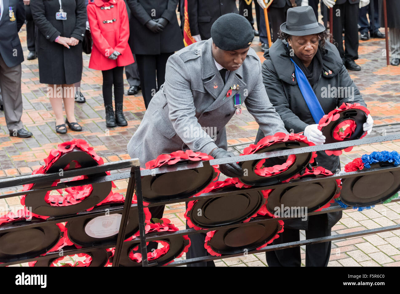 Birmingham, Vereinigtes Königreich. 8. November 2015. Die Verlegung der Kränze an den Tag der nationalen Erinnerung Centenary Square Birmingham UK Credit: David Holbrook/Alamy Live News Stockfoto