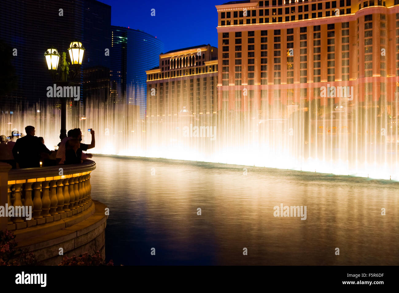 Brunnen in Las Vegas bei Nacht Stockfoto