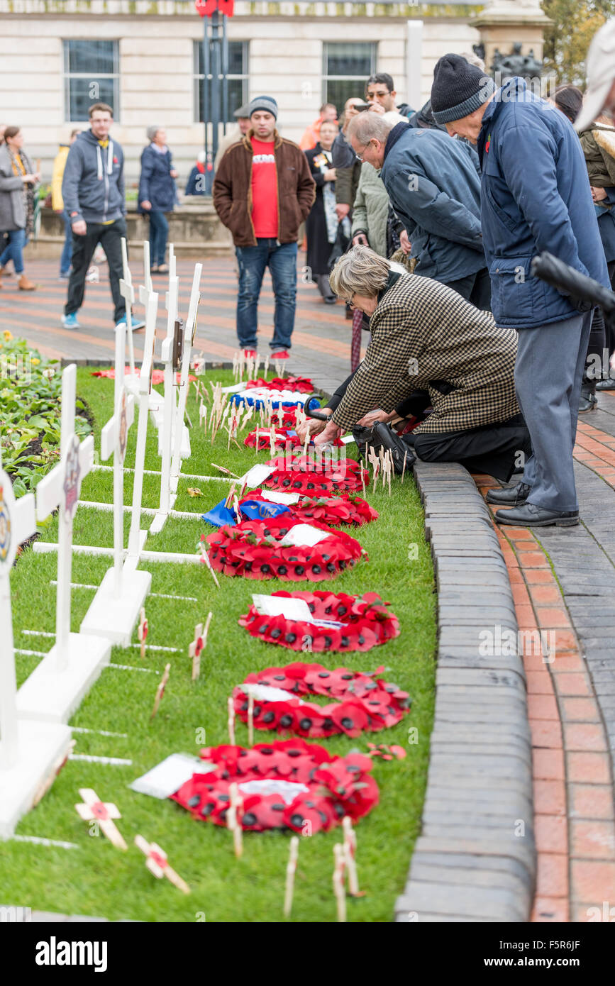 Birmingham, Vereinigtes Königreich. 8. November 2015. Trotz trübem Wetter und feuchten Bedingungen gab es eine hervorragende Wahlbeteiligung, der Tag der nationalen Erinnerung Centenary Square Birmingham UK Credit zu sehen: David Holbrook/Alamy Live News Stockfoto