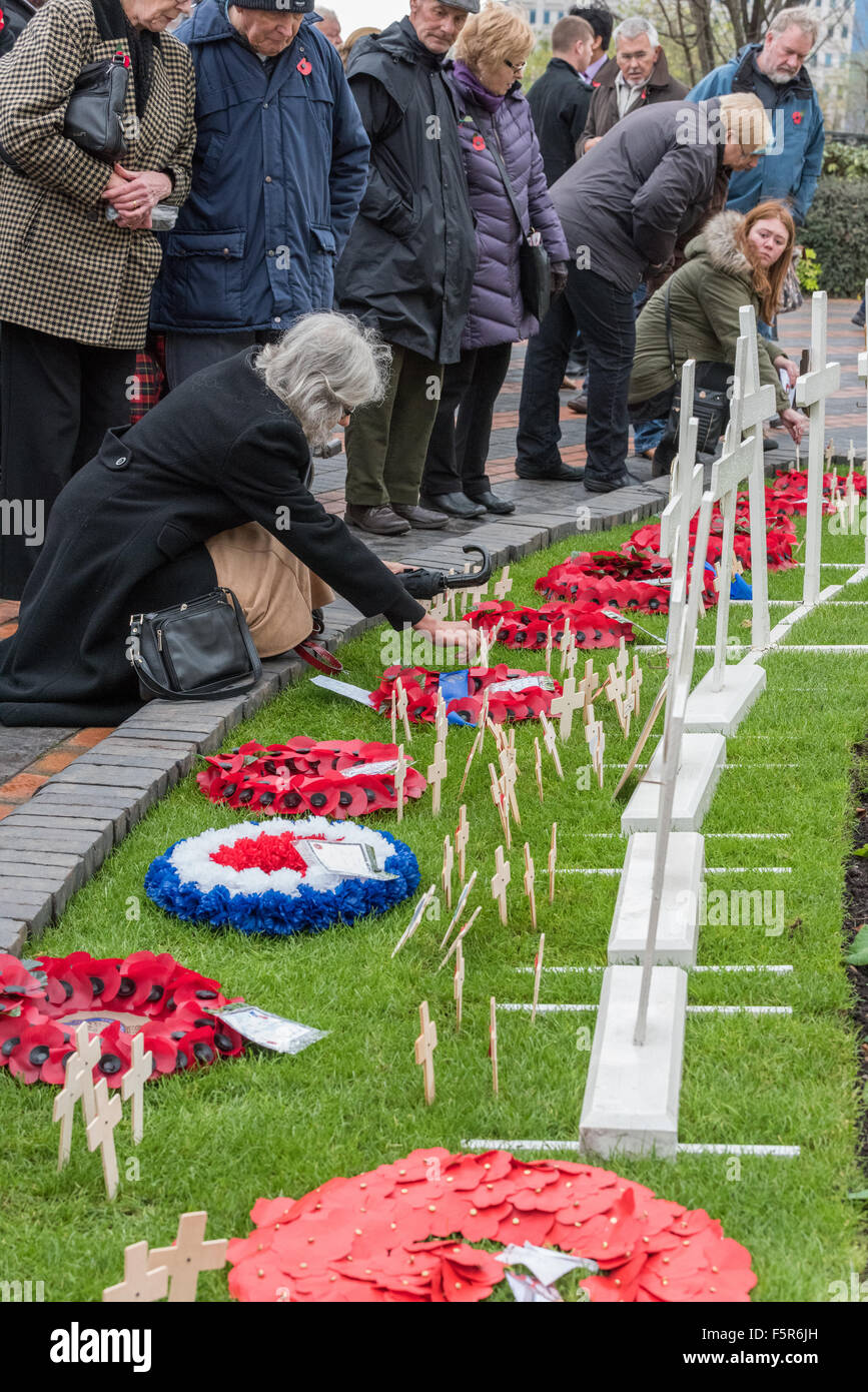 Birmingham, Vereinigtes Königreich. 8. November 2015. Trotz trübem Wetter und feuchten Bedingungen gab es eine hervorragende Wahlbeteiligung, der Tag der nationalen Erinnerung Centenary Square Birmingham UK Credit zu sehen: David Holbrook/Alamy Live News Stockfoto