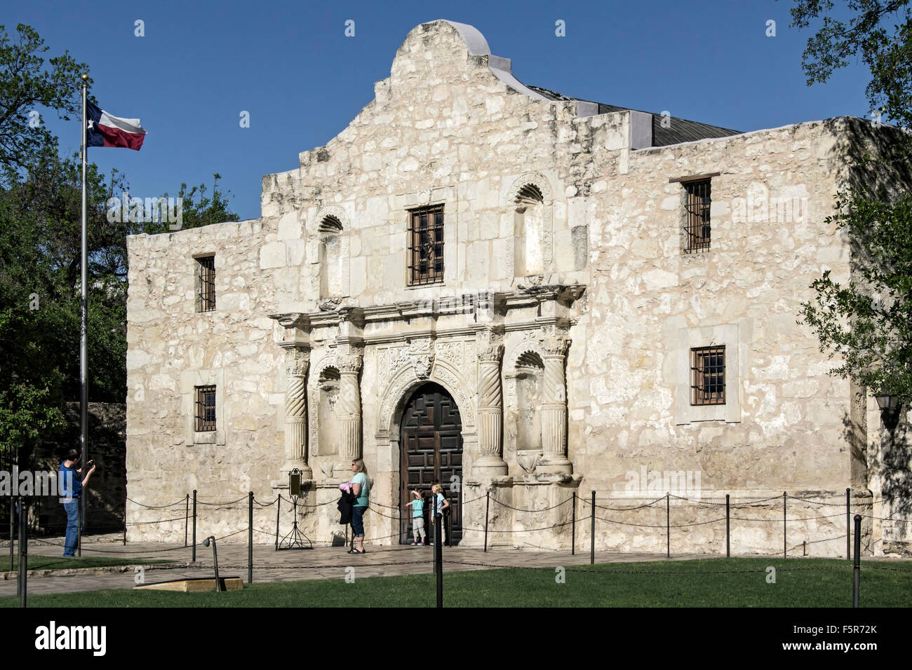 Menschen vor The Alamo (Mission San Antonio de Valero), San Antonio, Texas USA Stockfoto