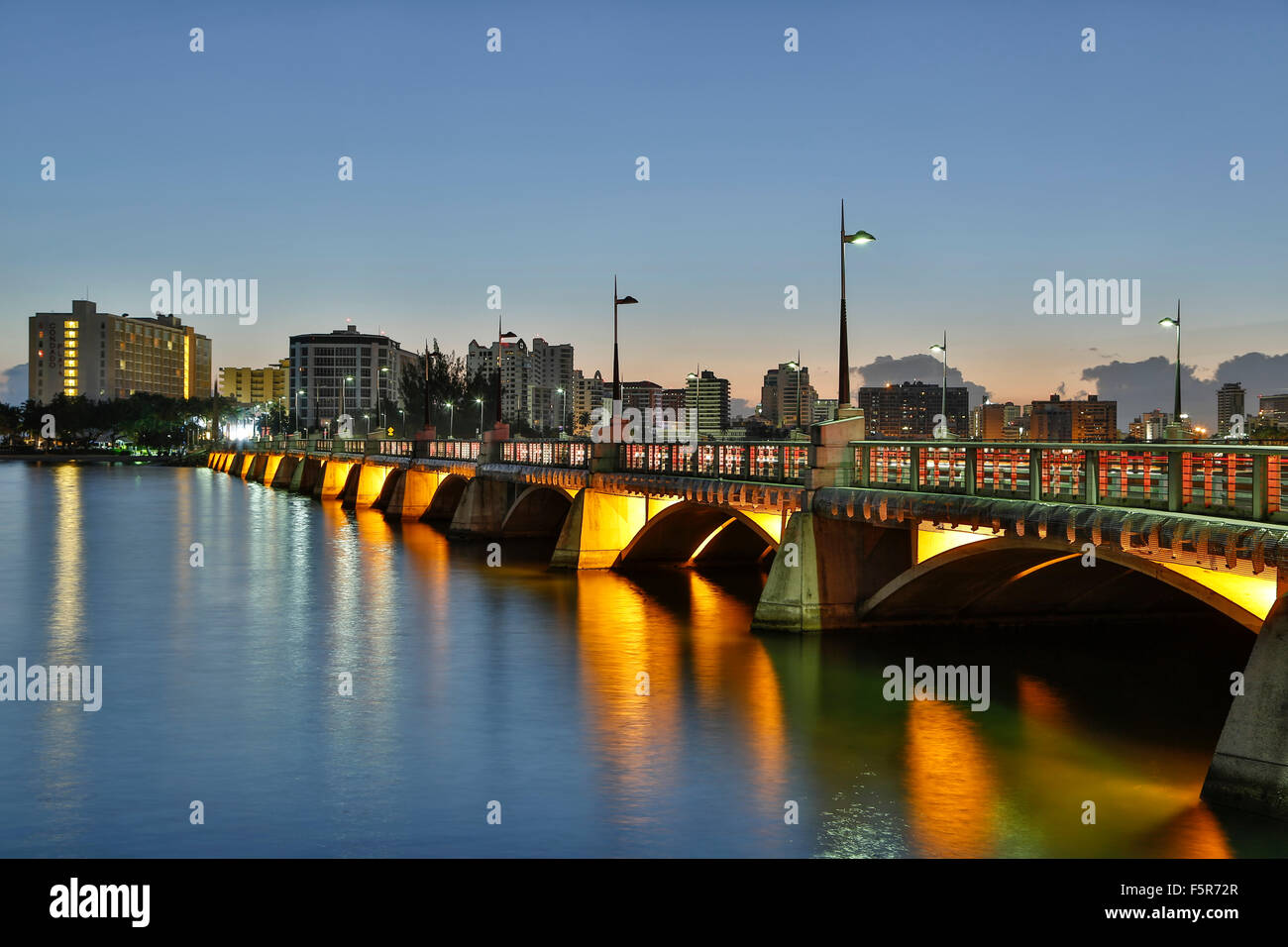 El Condado Lagune, Dos Hermanos Bridge und die Skyline, El Condado, San Juan, Puerto Rico Stockfoto