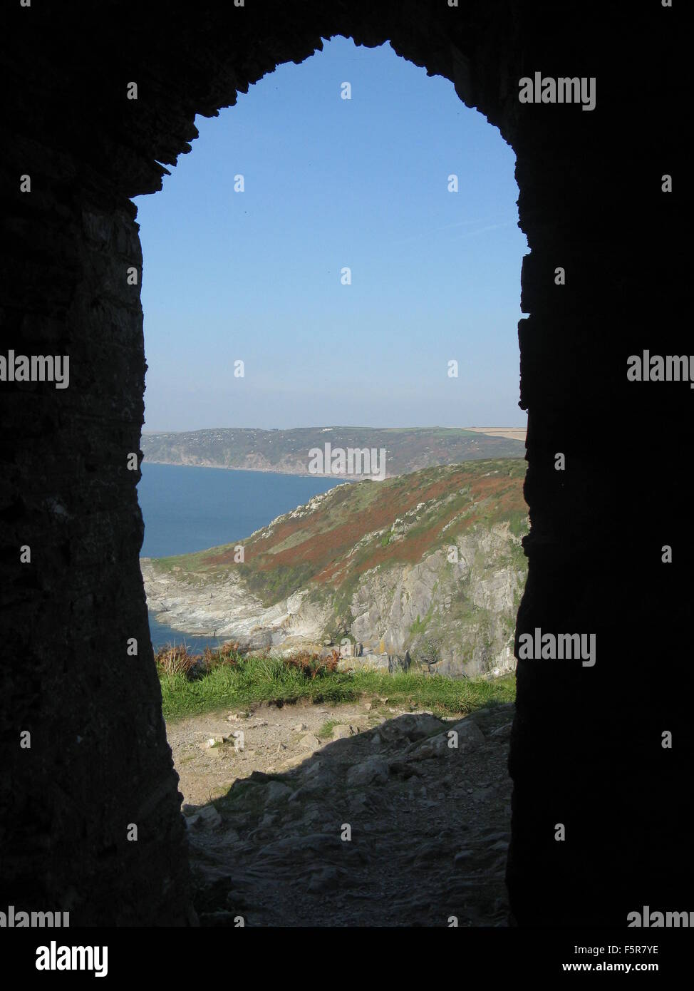 Blick durch die verlassenen Kapelle am Rame Head auf dem South West Coast Path, Cornwall UK Stockfoto