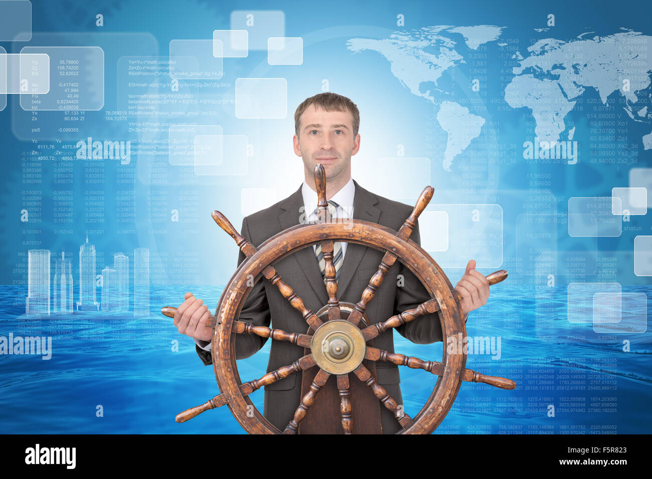 Lächelnde Geschäftsmann mit Lenkrad und Meer Stockfoto
