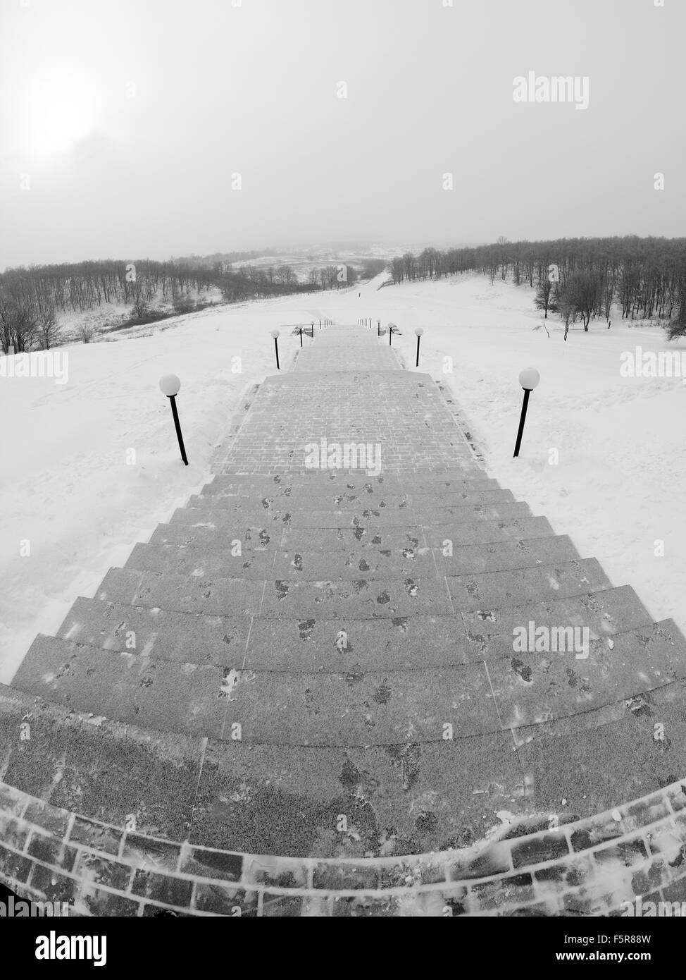 Lange Schritte Weg ins Tal am Wintertag Stockfoto