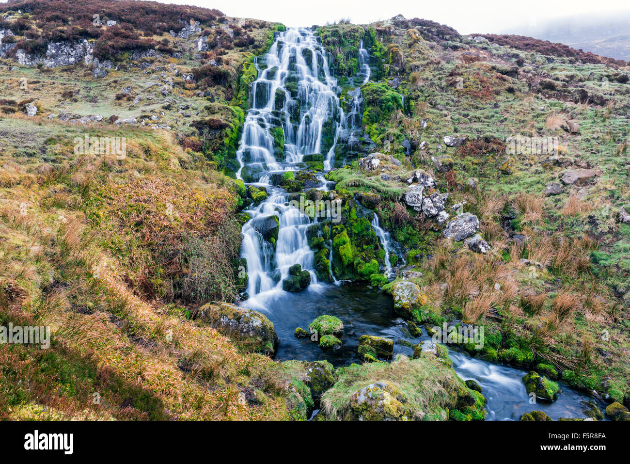 Ein Wasserfall auf der Isle Of Skye, Schottland Highlands Scotland UK Stockfoto