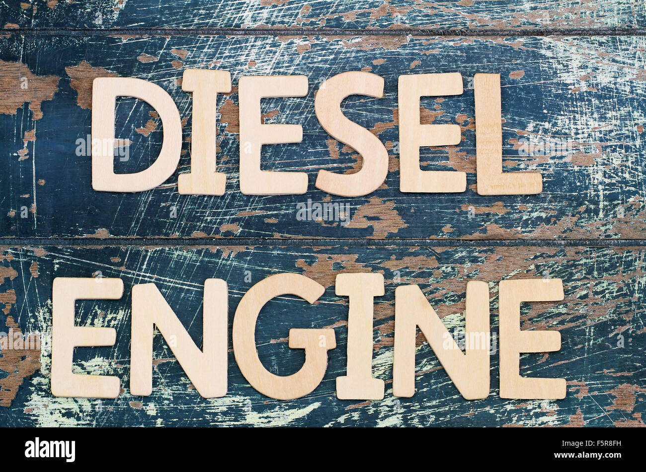 Dieselmotor mit Holzbuchstaben auf rustikale Oberfläche geschrieben Stockfoto