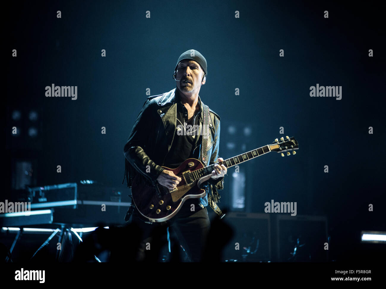 Edge von U2 führt auf die SSE Hydro als Bestandteil ihrer Unschuld + Erlebnistour am 6. November 2015 in Glasgow, Schottland. Stockfoto