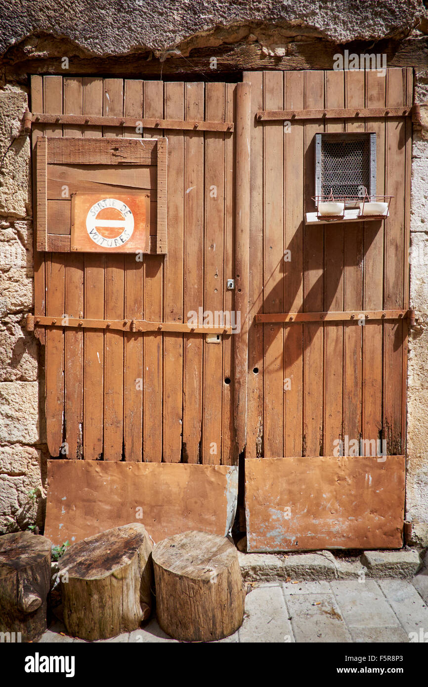 Die Straßen von Aups, Frankreich. Tür aus Holz ohne Parkplatz-Zeichen. Stockfoto