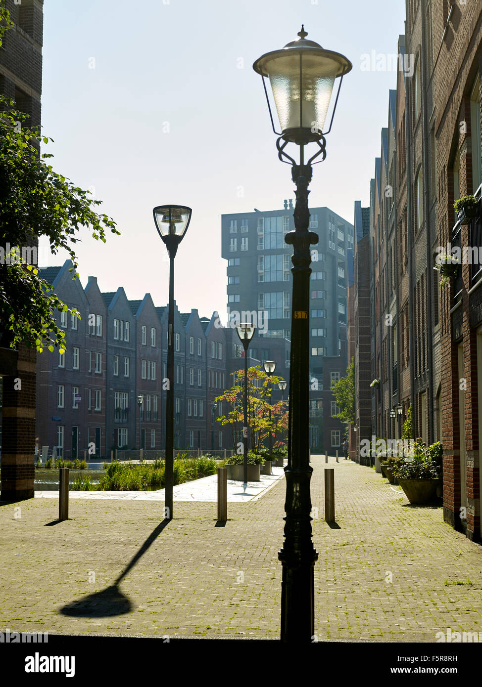 Öffentlichen Platz, umgeben mit Wohnungen und Straßenlaternen in der Nähe von Zentrum von den Haag, Niederlande Stockfoto