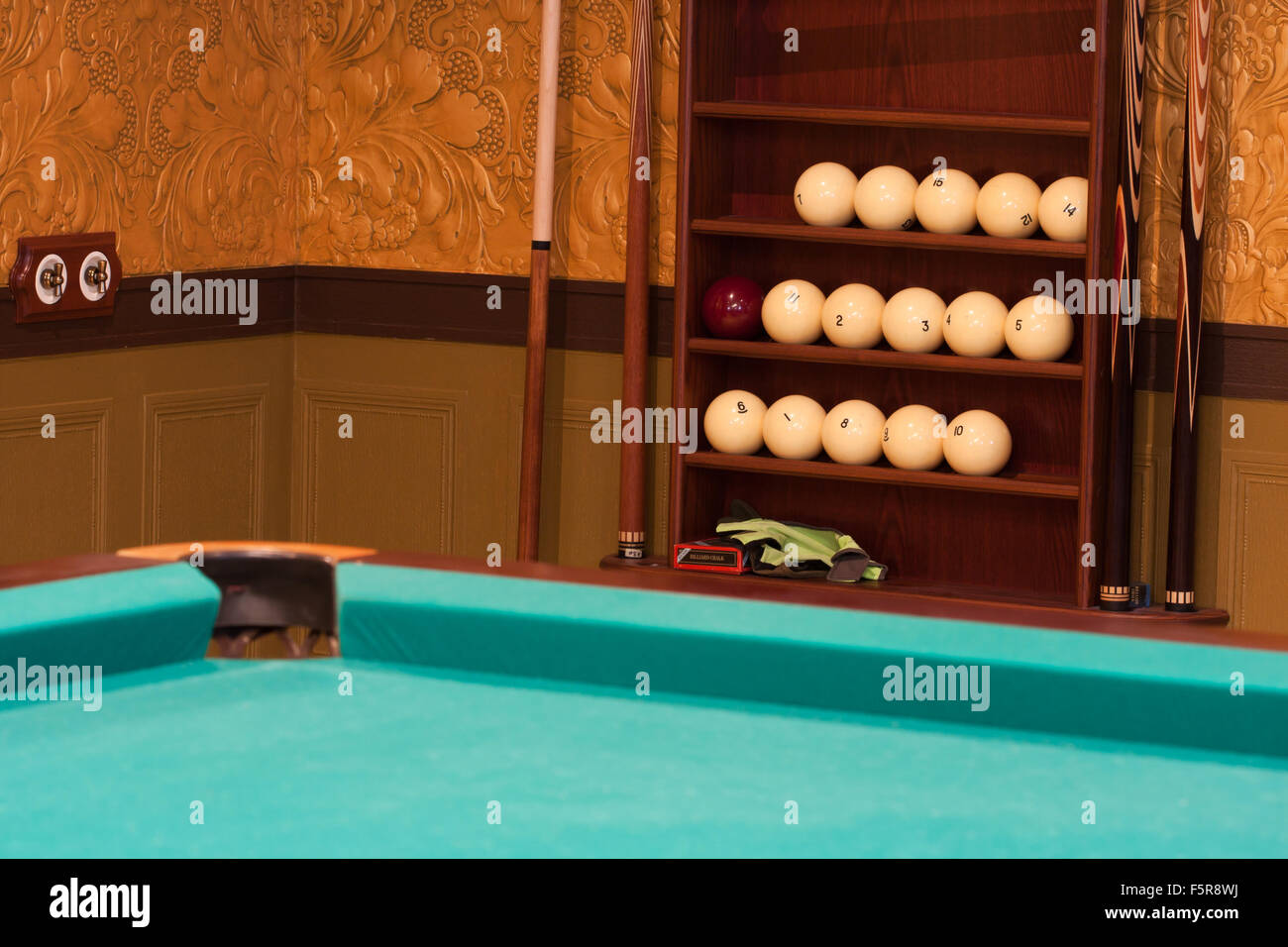 Billard-Tisch und Ausrüstung in Eleganz antikes Interieur Stockfoto