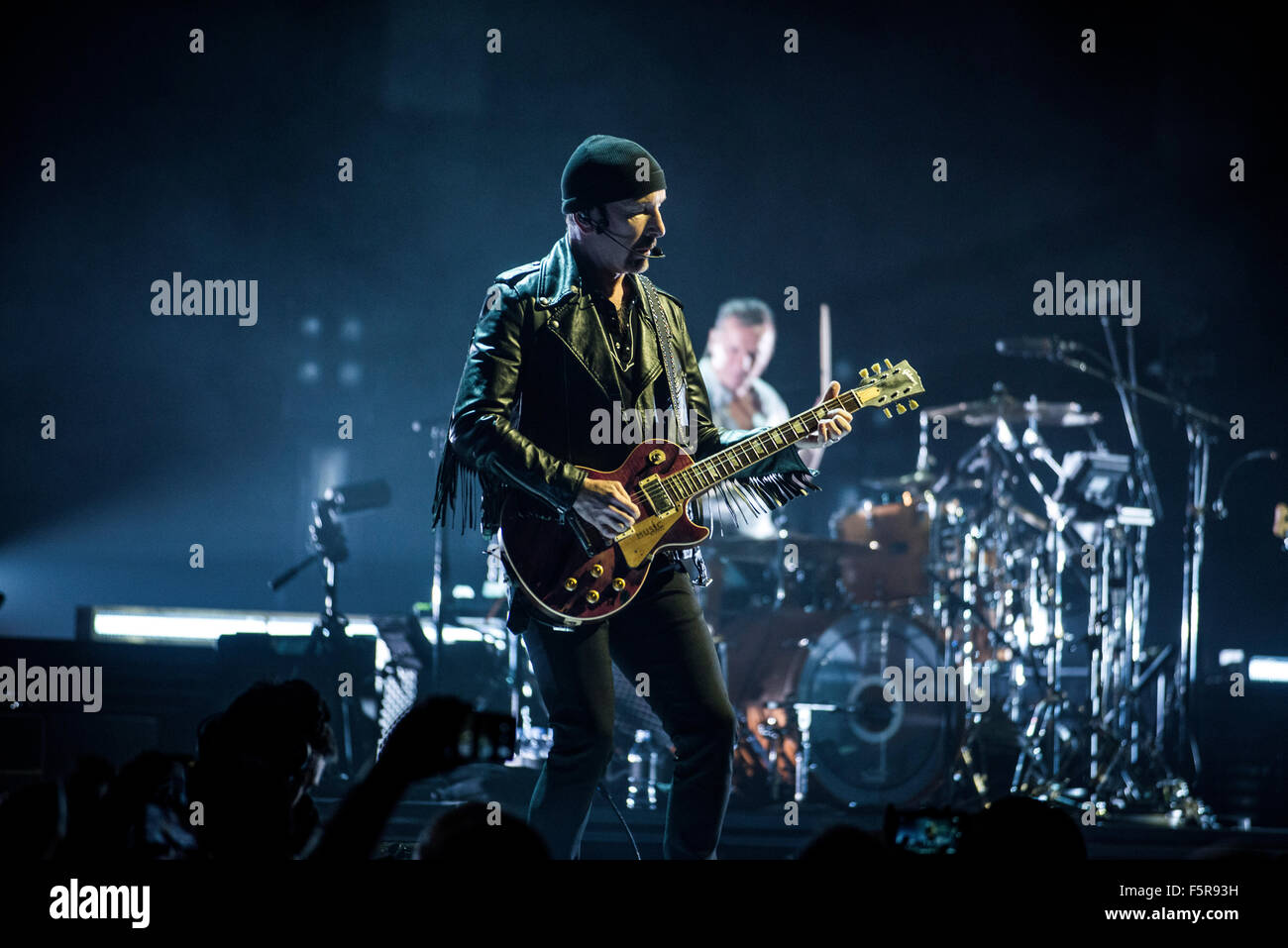 Edge von U2 führt auf die SSE Hydro als Bestandteil ihrer Unschuld + Erlebnistour am 6. November 2015 in Glasgow, Schottland. Stockfoto