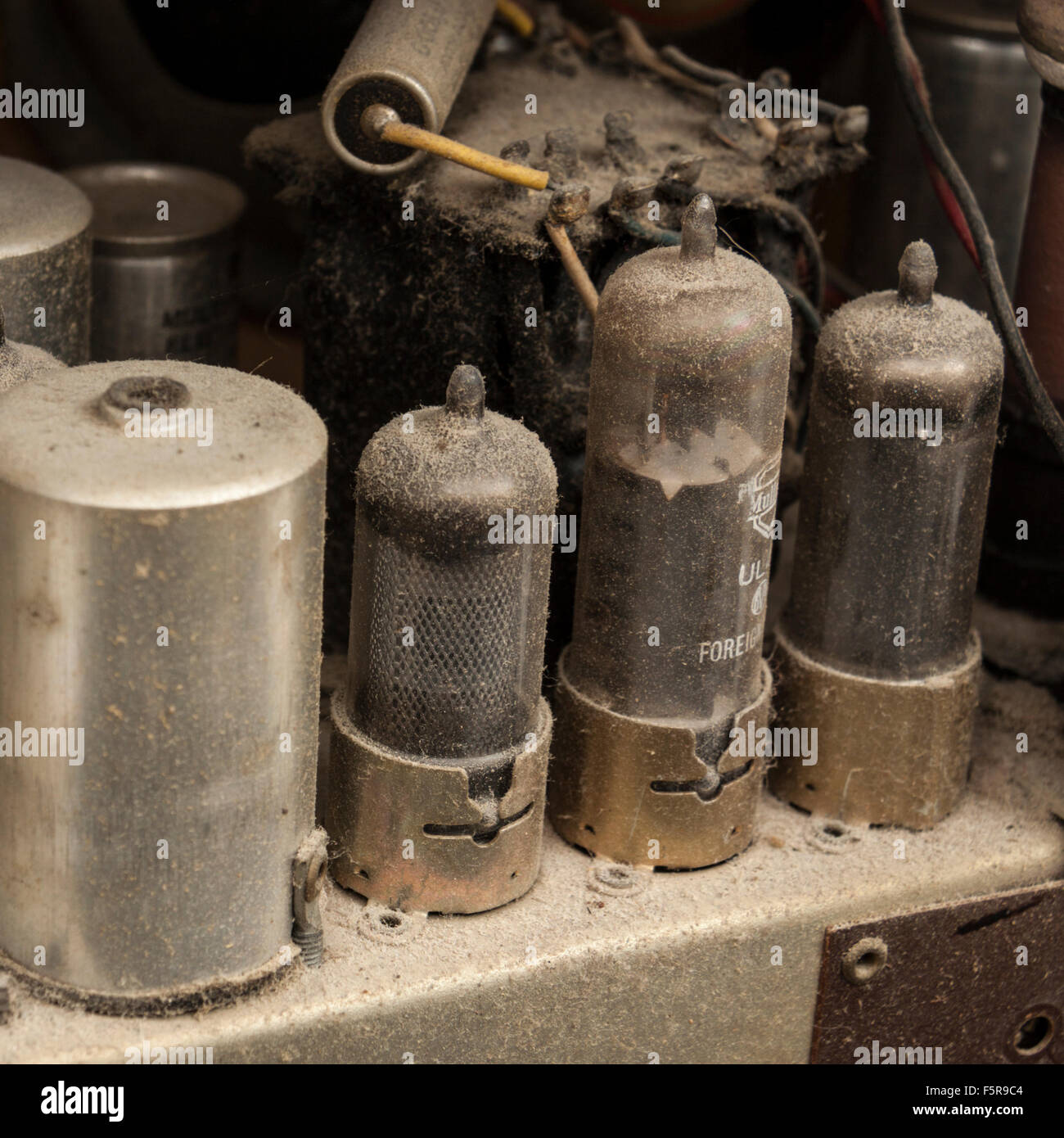 Internen Schuß eine Pye P445U Röhrenradio aus den 1950er Jahren mit Mullard Ventile, hergestellt in Cambridge, England Stockfoto