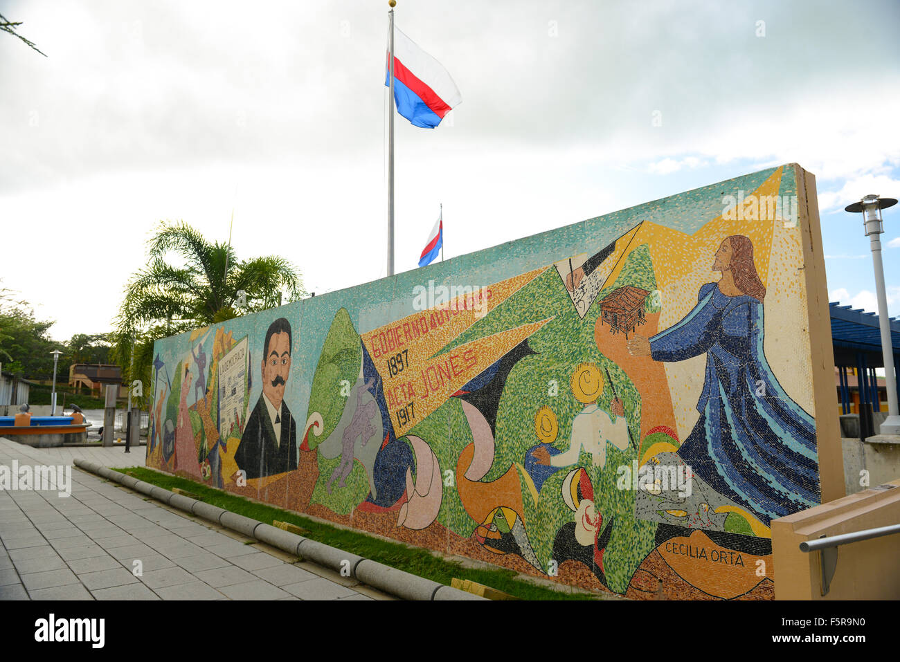 Paseo De La Historia Mosaik Wandbild des Künstlers Cecilia Orta. Manati, Puerto Rico. Territorium der USA. Karibik-Insel Stockfoto