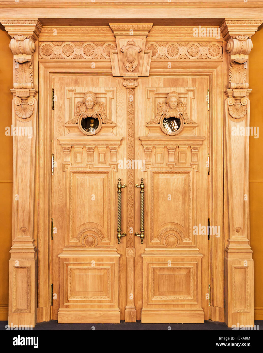 Klassisches Interieur und vordere Holztür Stockfoto