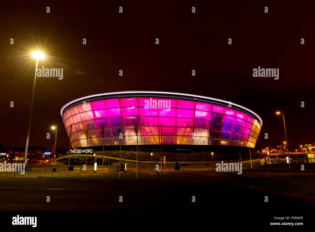 GLASGOW, SCHOTTLAND. 27. Oktober 2015: Der SSC Hydro Stadion beleuchtet in der Nacht am Ufer des River Clyde, Glasgow, Schottland Stockfoto