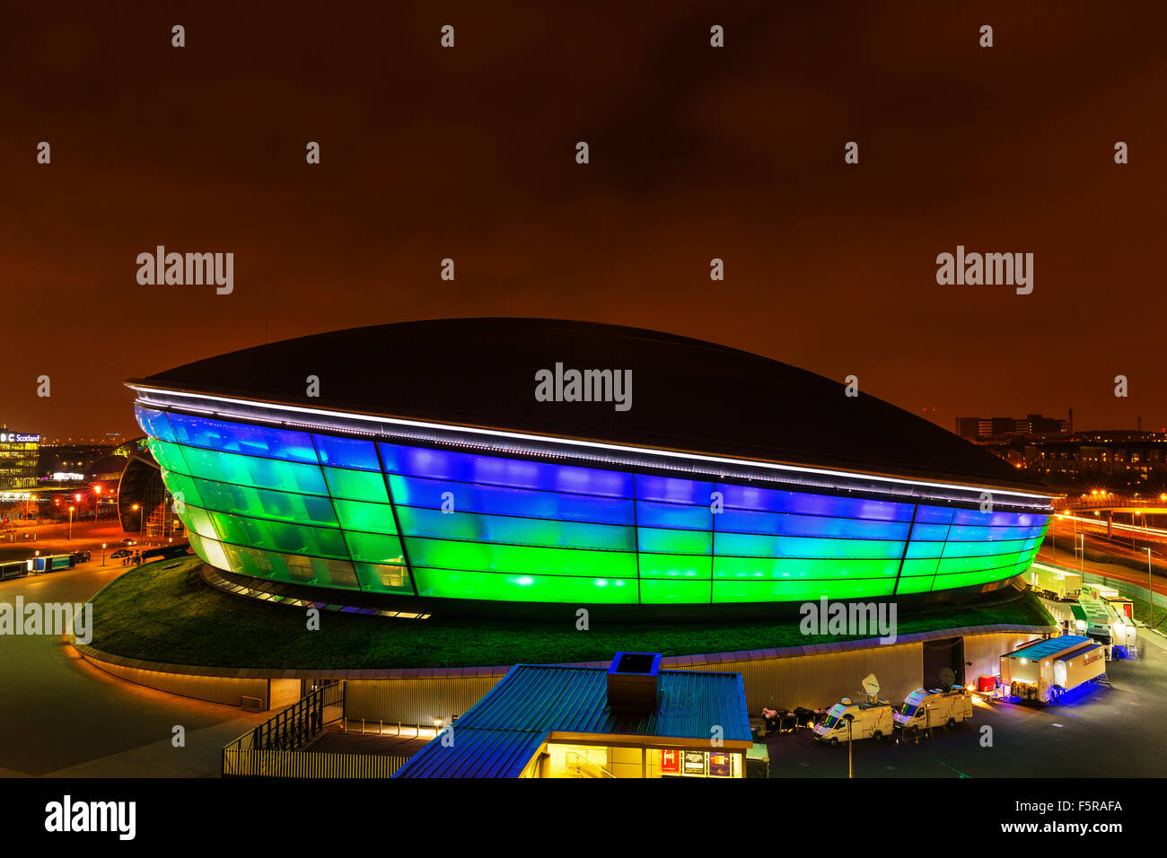 GLASGOW, SCHOTTLAND. 27. Oktober 2015: Der SSC Hydro Stadion beleuchtet in der Nacht am Ufer des River Clyde, Glasgow, Schottland Stockfoto