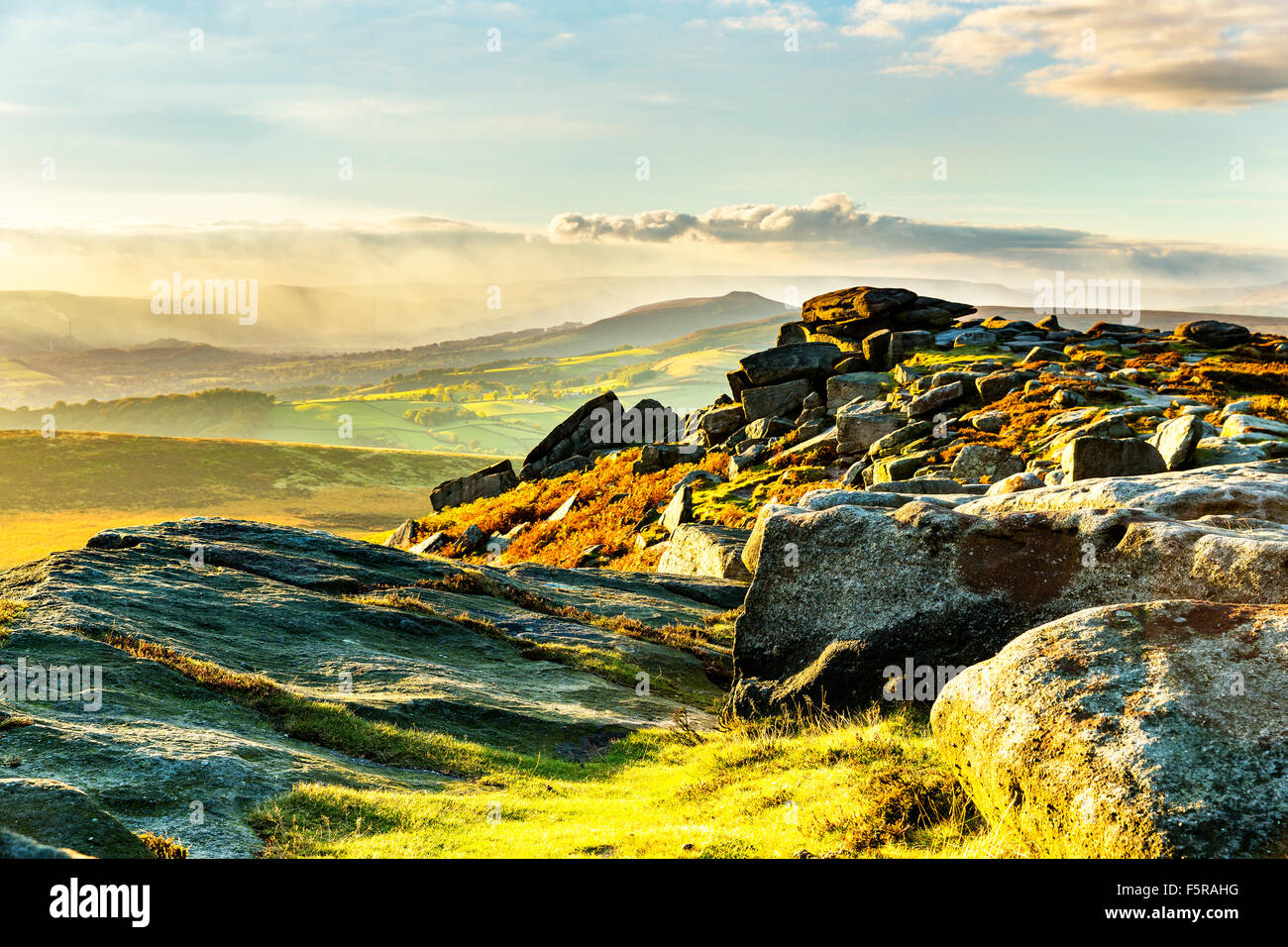 Dramatische und stimmungsvollen Blick aus Stanage Edge im Peak District National Park, Derbyshire, England, UK Stockfoto