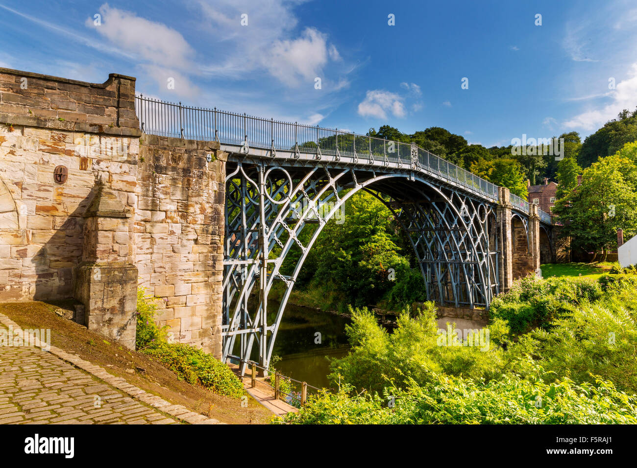 Die Eisen-Brücke über den Fluss Severn, Ironbridge Gorge, Shropshire, England, UK. Designed by Thomas Farnolls Pritchard Stockfoto