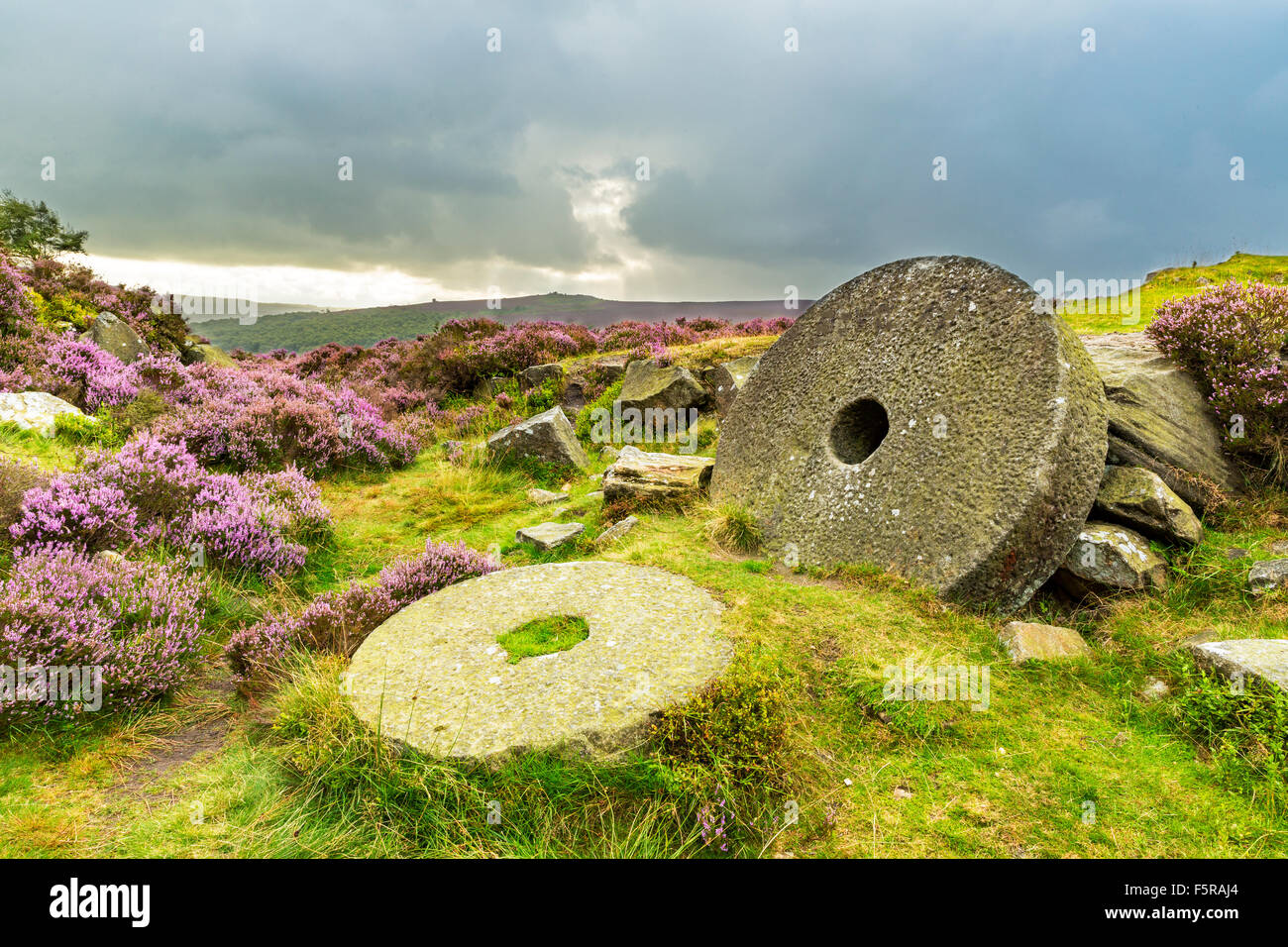 Verlassene Mühle mit Steinen Stanage Edge im Peak District National Park, Derbyshire, England, UK Stockfoto