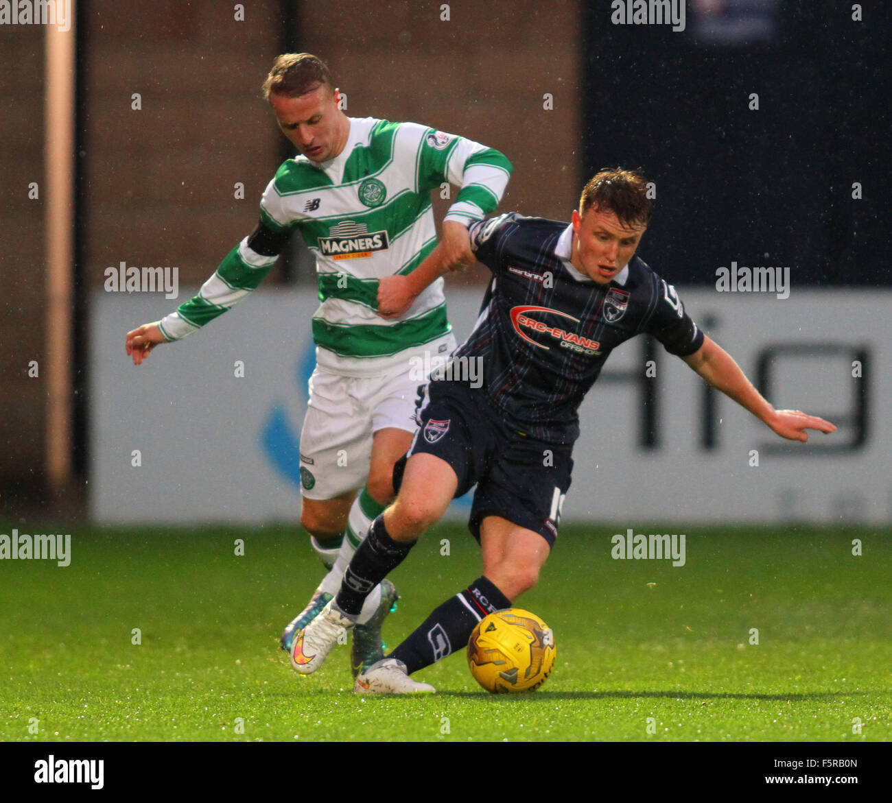 Victoria Park, Dingwall, Schottland. 8. November 2015. Scottish Premier League. Ross County gegen Celtic. Leigh Griffiths und Tony Dingwall Kampf um den Ball Credit: Action Plus Sport/Alamy Live News Stockfoto