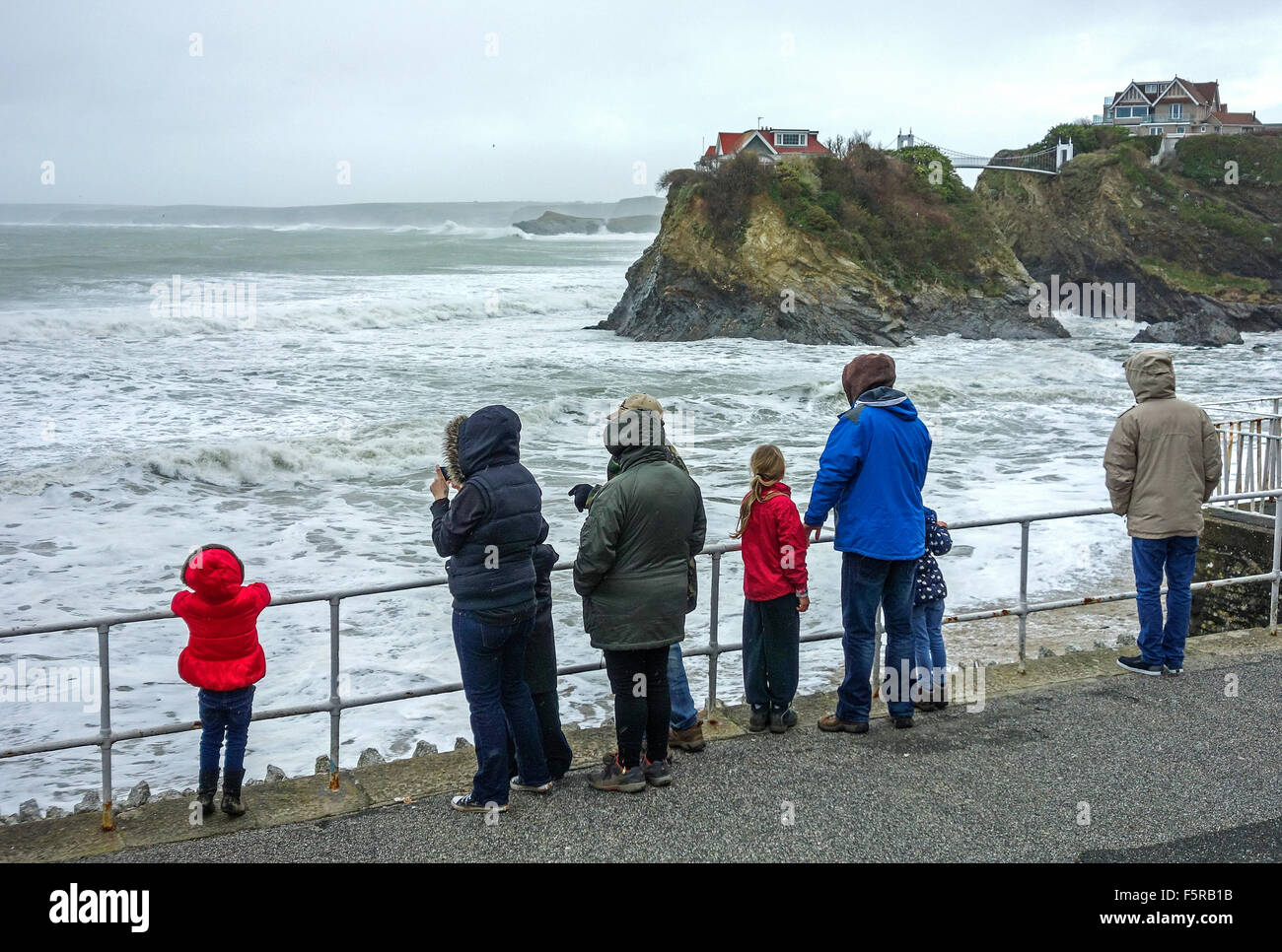 Familien, die Beobachtung des stürmischen Wetters am Towan Beach in Newquay, Cornwall, UK Stockfoto