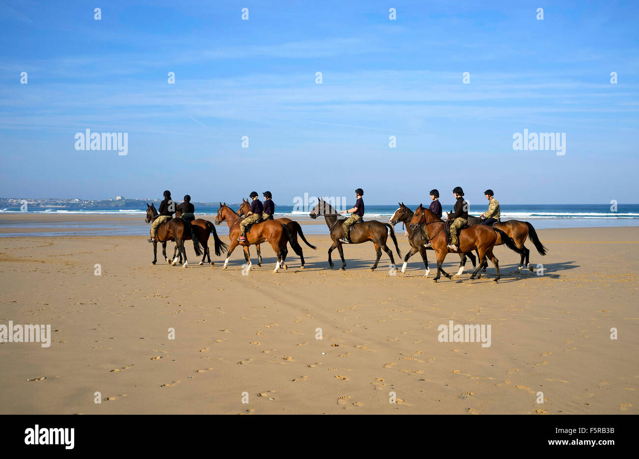 Mitglieder der "Kings Troop Royal Horse Artillery" genießen üben am Strand von Watergate Bay in Cornwall, Großbritannien Stockfoto