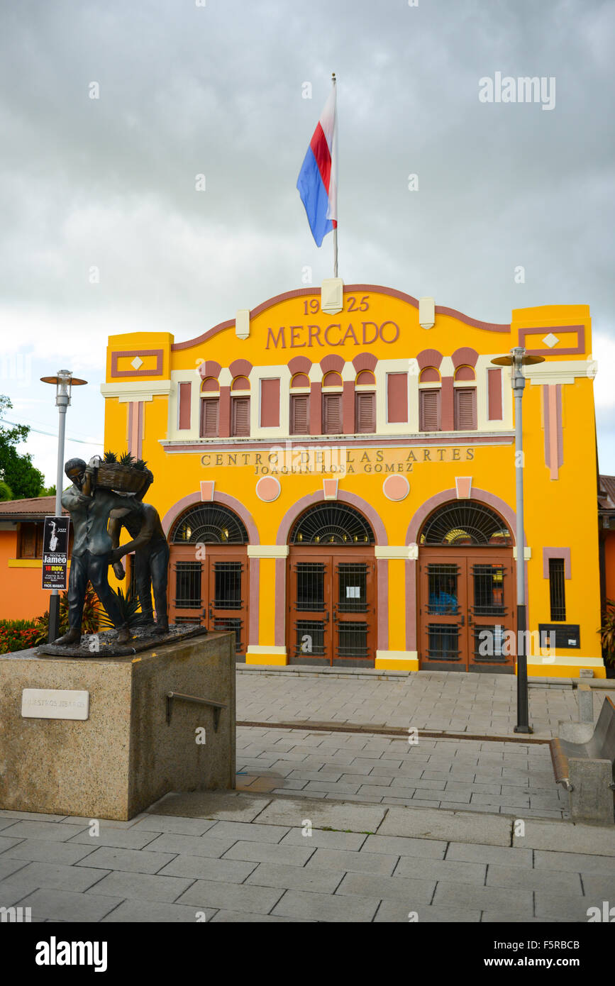 Vor der Plaza del Mercado, jetzt Centro de Las Artes Joaquín Rosa Gómez.  Manati, Puerto Rico. Territorium der USA. Karibik-Insel Stockfoto