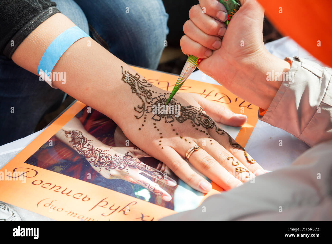 Sankt-Petersburg, Russland-19. Juli 2015: Henna-Paste oder Mehndi Anwendung an Hand der Frau. Traditionelle indische Naturfell Dekor Stockfoto