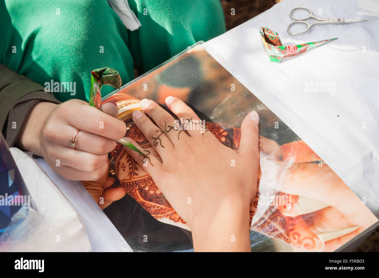 Sankt-Petersburg, Russland-19. Juli 2015: Henna-Paste oder Mehndi Anwendung an Hand der Frau. Traditionelle indische Naturfell Dekor Stockfoto