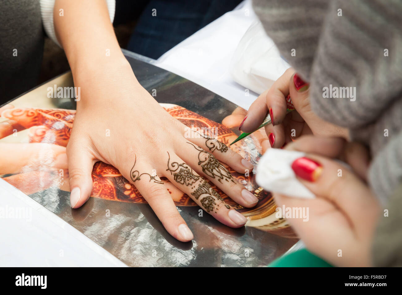 Sankt-Petersburg, Russland-19. Juli 2015: Braun Henna oder Mehndi Anwendung an Hand der Frau, traditionelle indische Naturfell Dekor Stockfoto