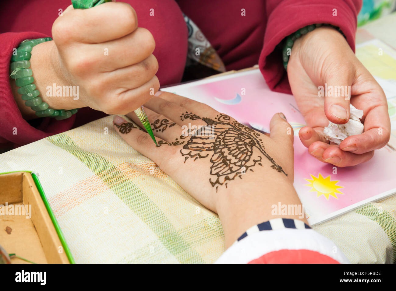 Sankt-Petersburg, Russland-19. Juli 2015: Braun Henna-Paste oder Mehndi Anwendung auf Frau Hand, traditionelle indische natürliche Hautpflege Stockfoto