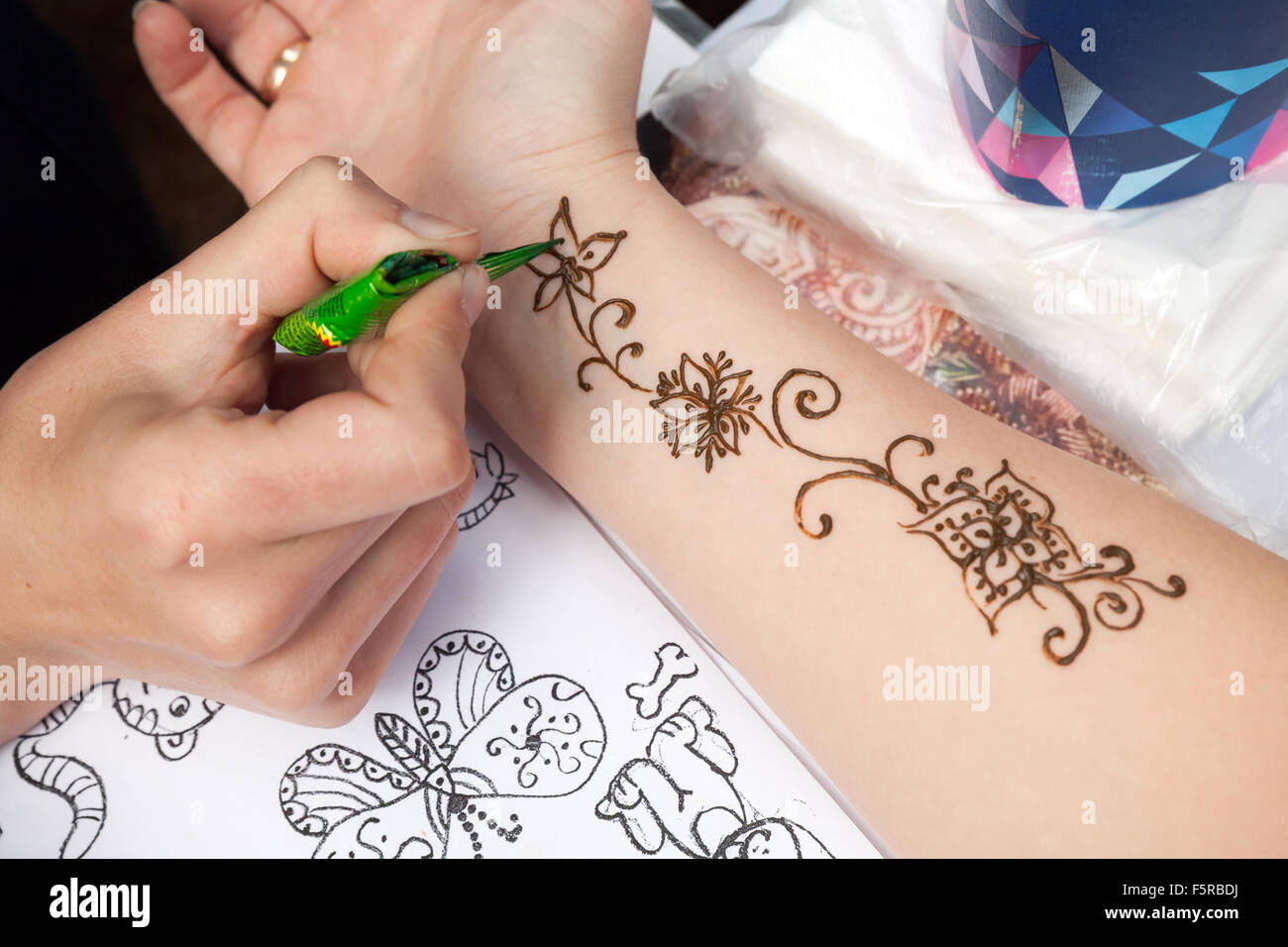 Sankt-Petersburg, Russland-19. Juli 2015: Braun Henna-Paste oder Mehndi Anwendung an Hand der Frau, traditionelle indische Haut decorat Stockfoto